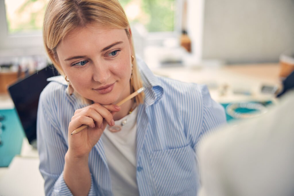 Focused woman taking notes during a Swedish language session
